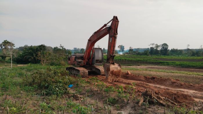 Ekskavator Galian C Tanah Urug Diduga Ilegal di Sergai Bebas Melintasi ...