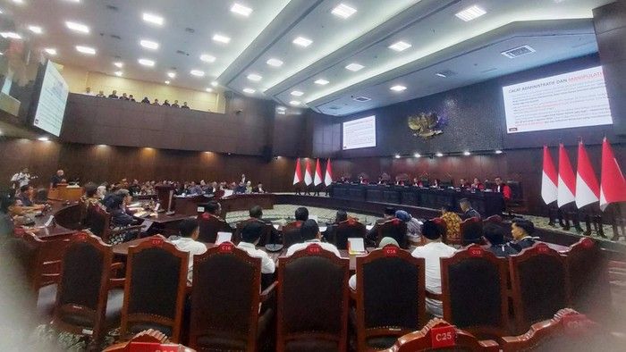 Photo: mistar.id mk_minta_kpu_buka_risalah_revisi_pkpu_terkait_syarat_pendidikan_gibran