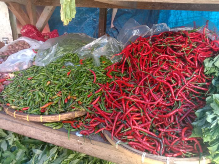 Harga Cabai Merah Keriting di Pasar Porsea Toba Tembus Rp100 Ribu per  Kilogram