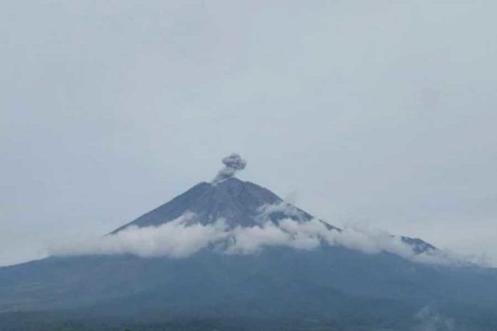 Gunung Semeru Erupsi Dua Kali, Lava Pijar Meluncur 1,5 Kilometer