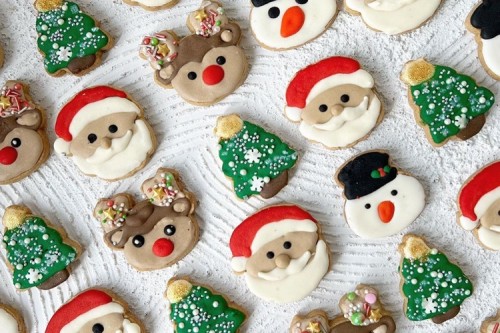 Tradisi Unik Tom Cruise di Hari Natal, Bagi-bagi Kue Bolu Kelapa Serut