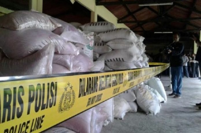 Pengkhianatan Seragam: Oknum Polisi Didakwa Pemasok Pupuk Subsidi Ilegal, Jaringan Mafia Terungkap di Surabaya
