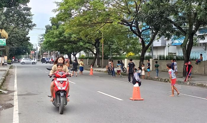 melintas pada bidang jalan yang ditutup