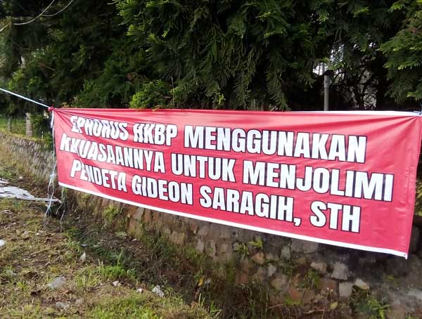 Spanduk protes terhadap Ephorus HKBP