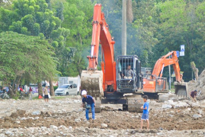 Excavator dan pekerja