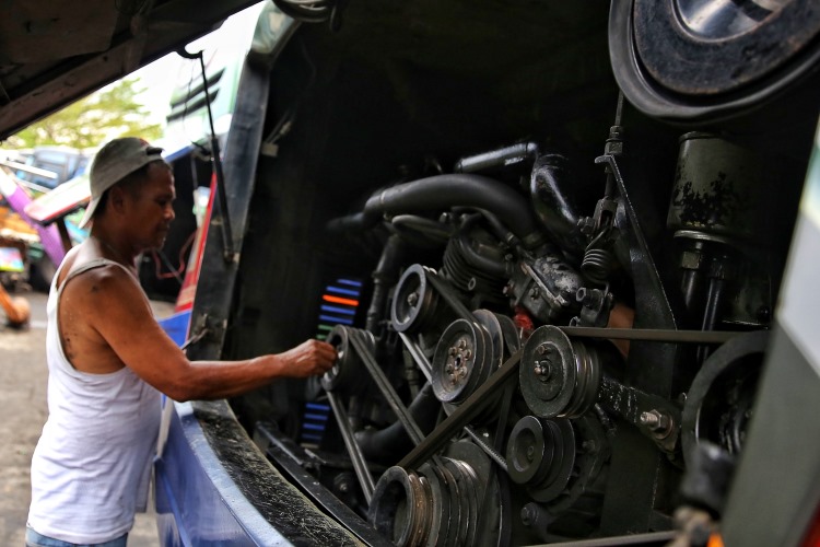 Jelang arus mudik 2024 bus milik PT.ALS diperiksa kelayakan mesinnya oleh mekanik