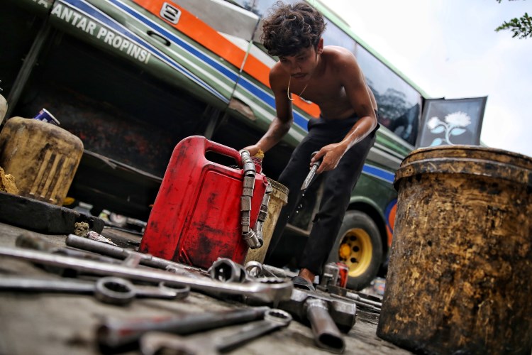 Mekanik bus PT. ALS sibuk mempersiapkan alat untuk memeriksa kesehatan bus jelang mudik 2024