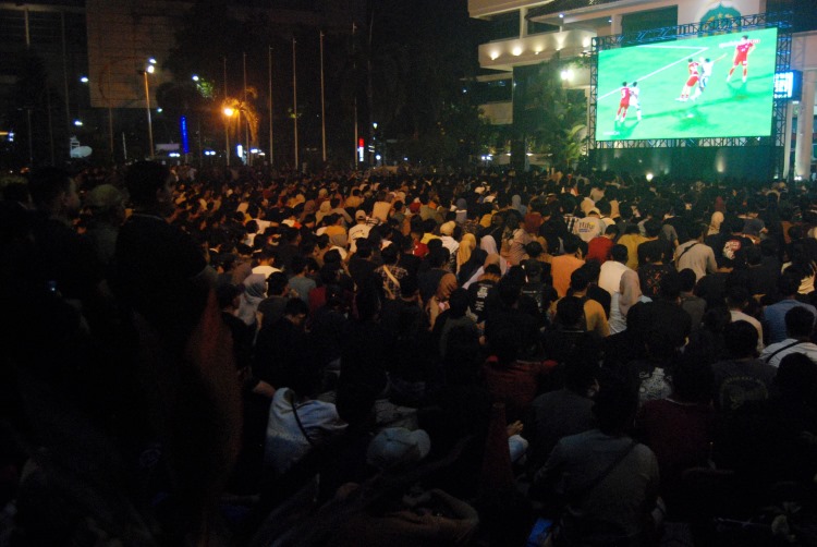 Masyarakat memadati kantor Wali Kota Medan saat Nobar Indonesia Vs Irak
