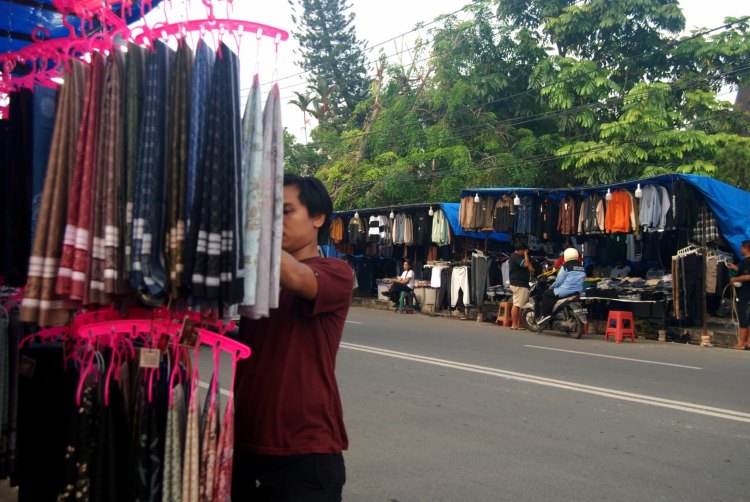 Pedagang pakaian kaki lima berjejer di pinggir jalan Kota Medan