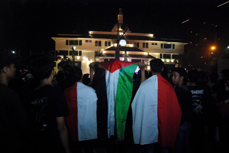 Warga Medan membawa bendera Palestina saat menonton laga Piala Asia U-23 AFC antara Indonesia melawan Irak di Kantor Wali Kota Medan