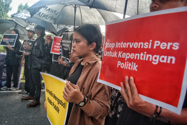 Komite Keselamatan Jurnalis (KKJ) bersama aktivis menggelar Aksi Kamisan Medan di depan Kantor Kepolisian Daerah Sumatera Utara