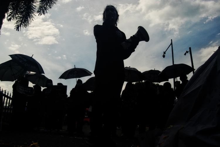 Seorang aktivis berorasi dalam aksi Kamisan di depan Kantor Kepolisian Daerah Sumatera Utara