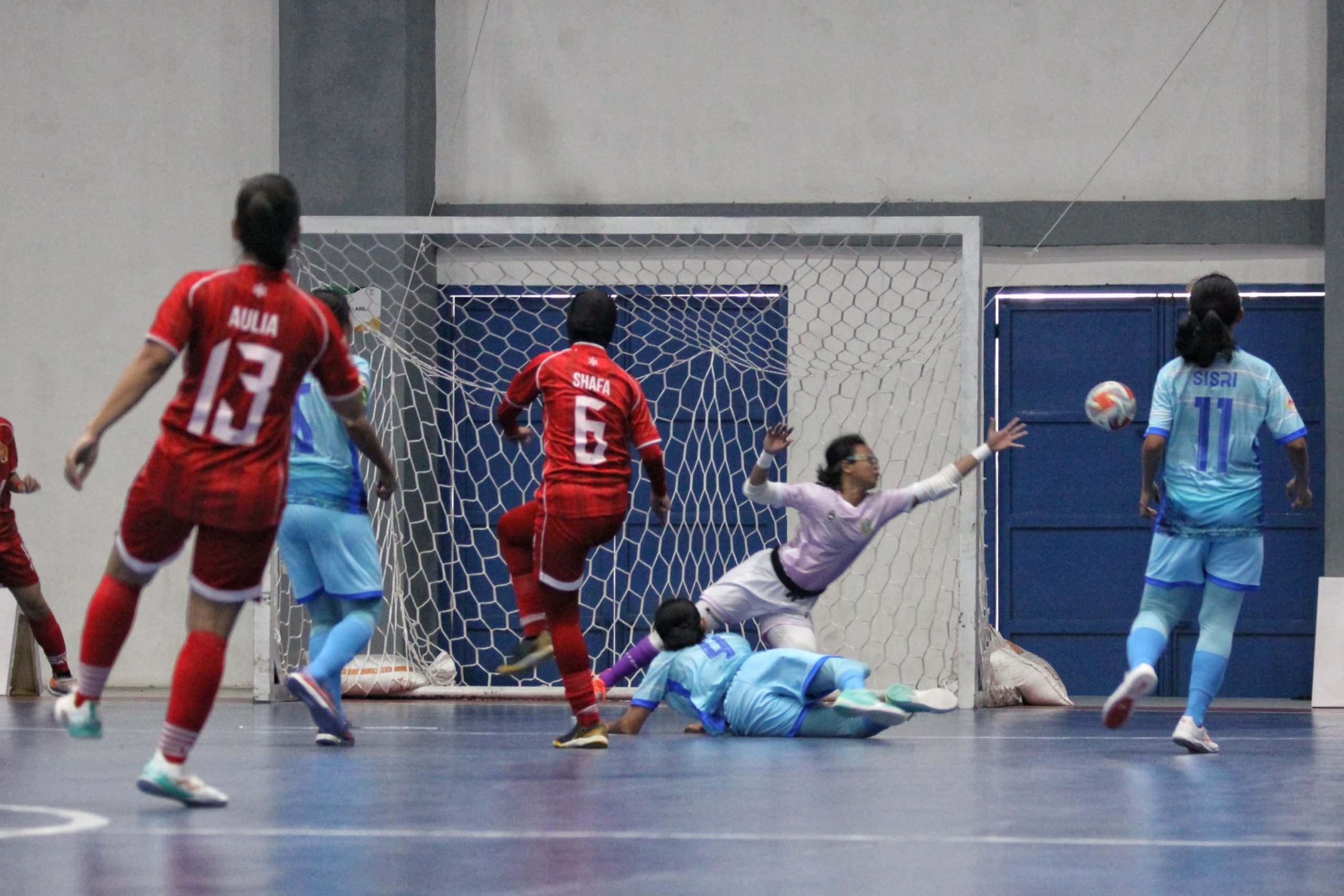 Kiper tim futsal putri Sumut berusaha menyelamatkan gawangnya dari tendangan pemai Yogyakarta dalam pertandingan PON XXI Aceh Sumut