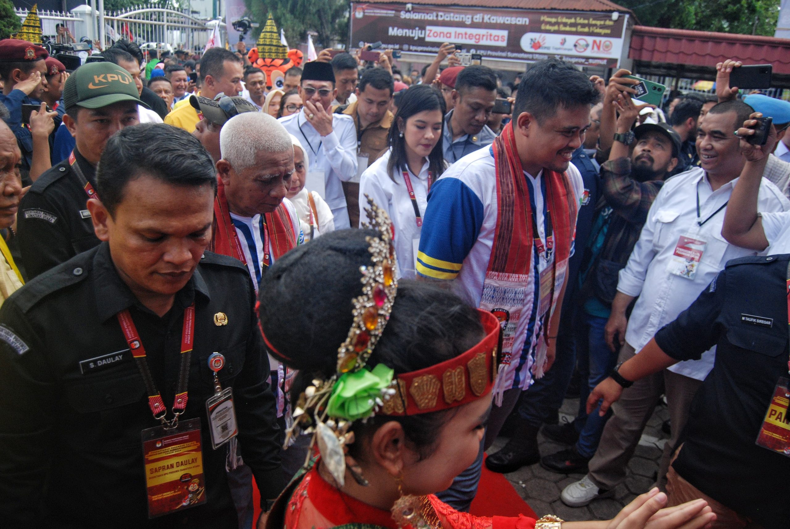 Pasangan bakal calon Gubernur Sumut Bobby Afif Nasution dan bakal calon Wakil Gubernur Sumut H. Surya tiba di KPU Sumut, Medan