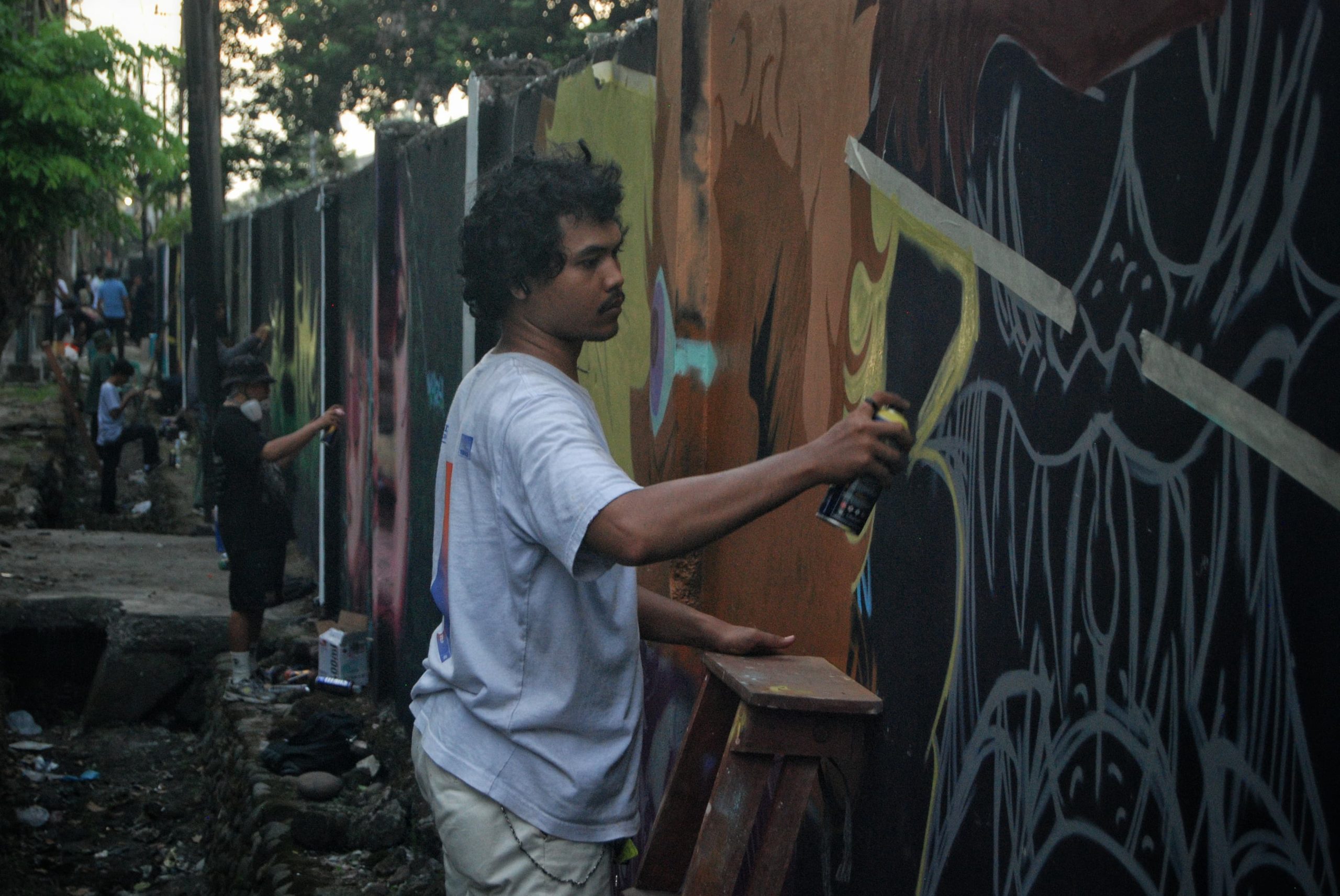 Sejumlah seniman menyelesaikan pembuatan lukisan mural di sepanjang Jalan Adam Malik, Medan, Sumatera Utara