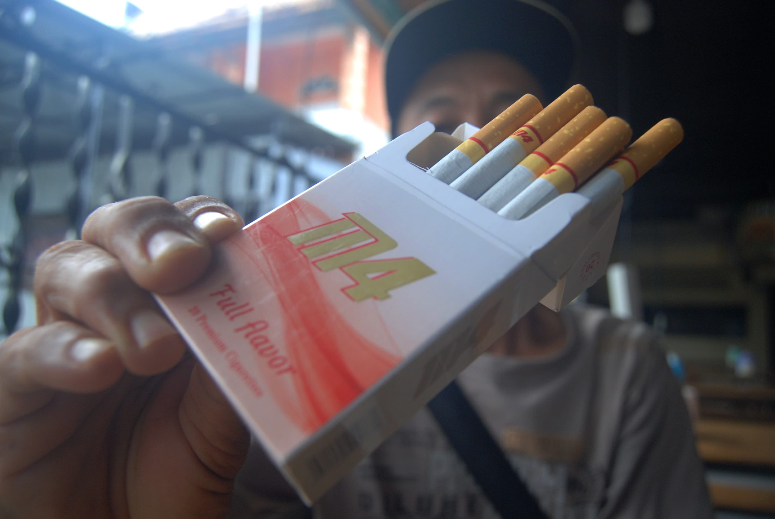 Mantan pedagang rokok ilegal sebut saja Alex, menunjukkan salah satu jenis rokok non cukai atau ilegal di Medan, Sumatera Utara