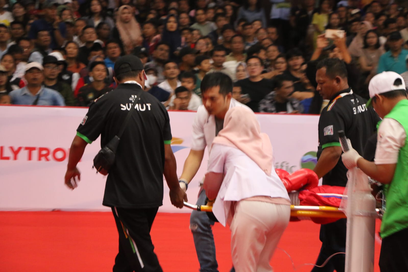 Petinju asal Papua Barat Fernando Ayer ditandu keluar ring oleh tim medis dalam ajang PON XXI Aceh Sumut di Auditorium Universitas HKBP Nommensen Pematangsiantar