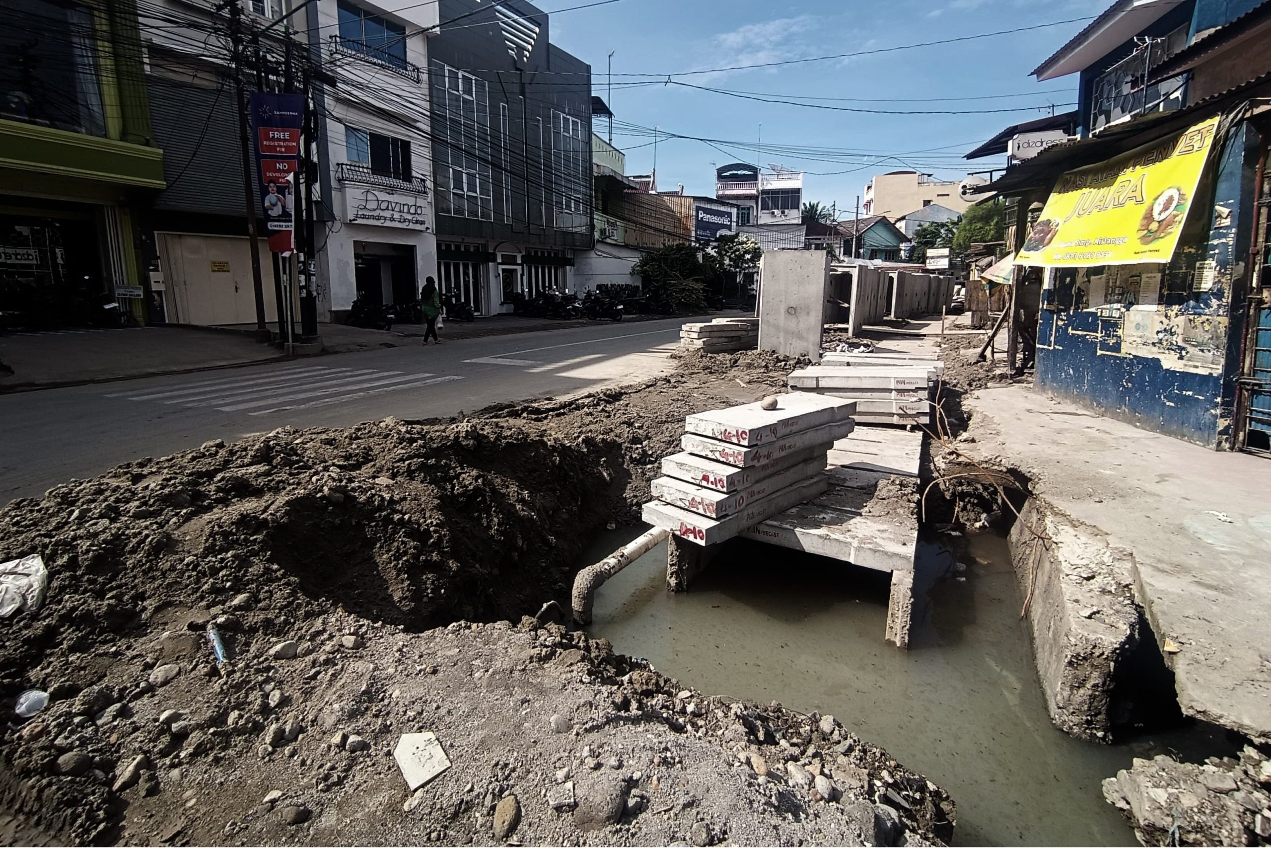 Proyek pembangunan saluran pembuangan air (drainase) di Jalan Taruma, Medan